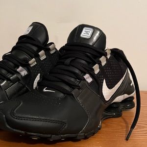 BLACK NIKE SHOX